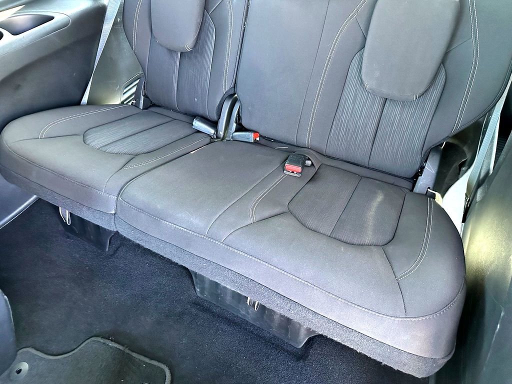 Used 2024 Chrysler Pacifica Touring FWD image 29