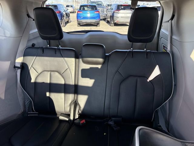 Used 2023 Chrysler Pacifica Limited image 17