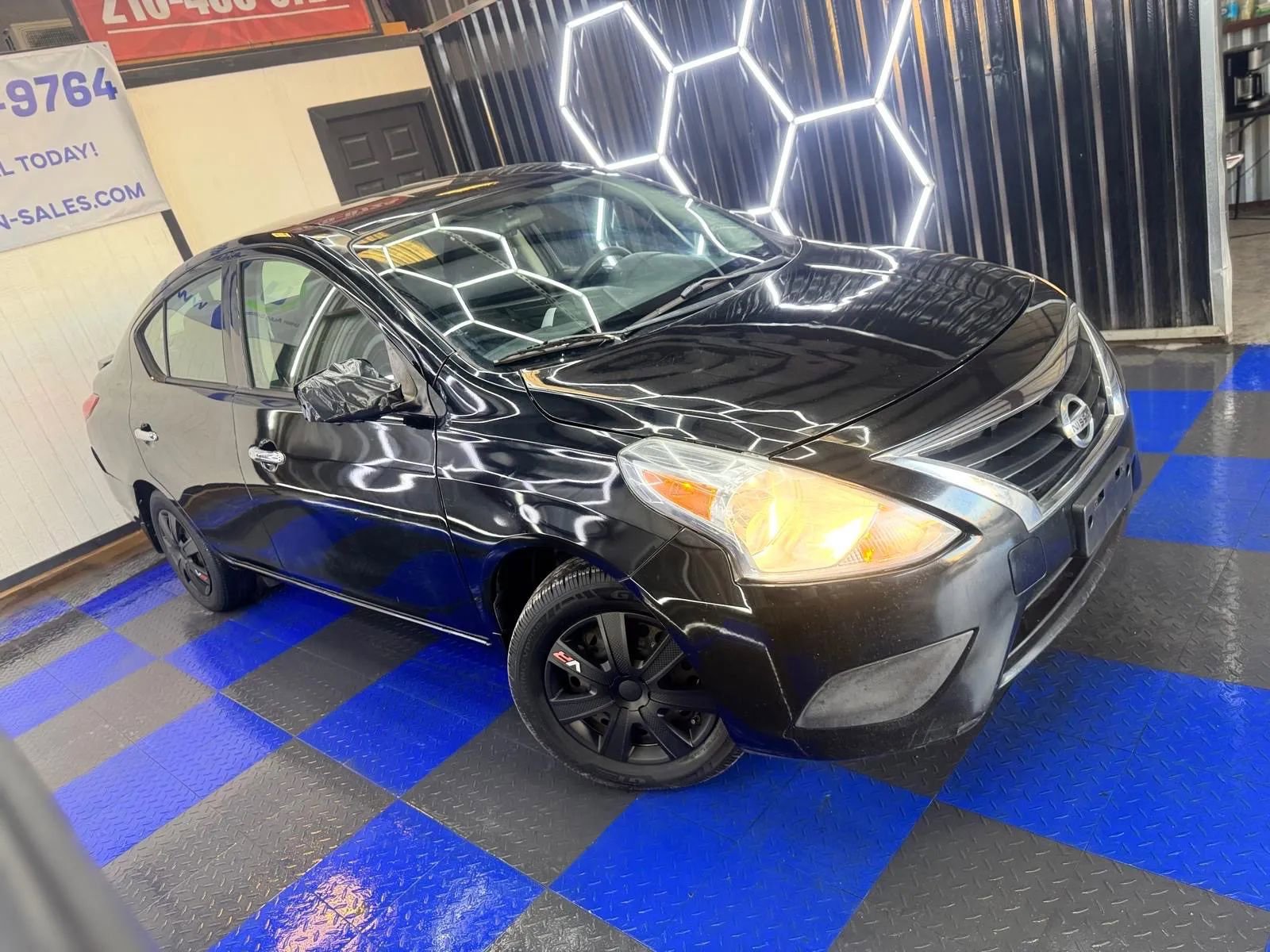 Used 2016 Nissan Versa SV image 2