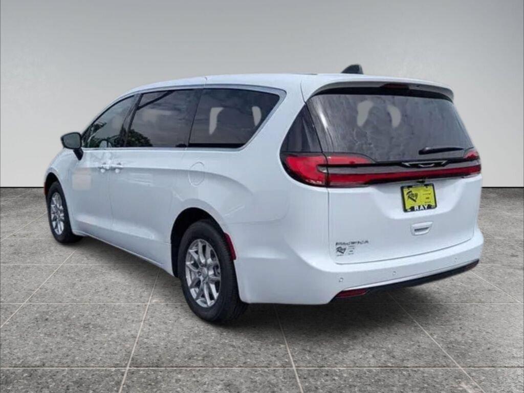 New 2027 Chrysler Pacifica Select FWD image 8