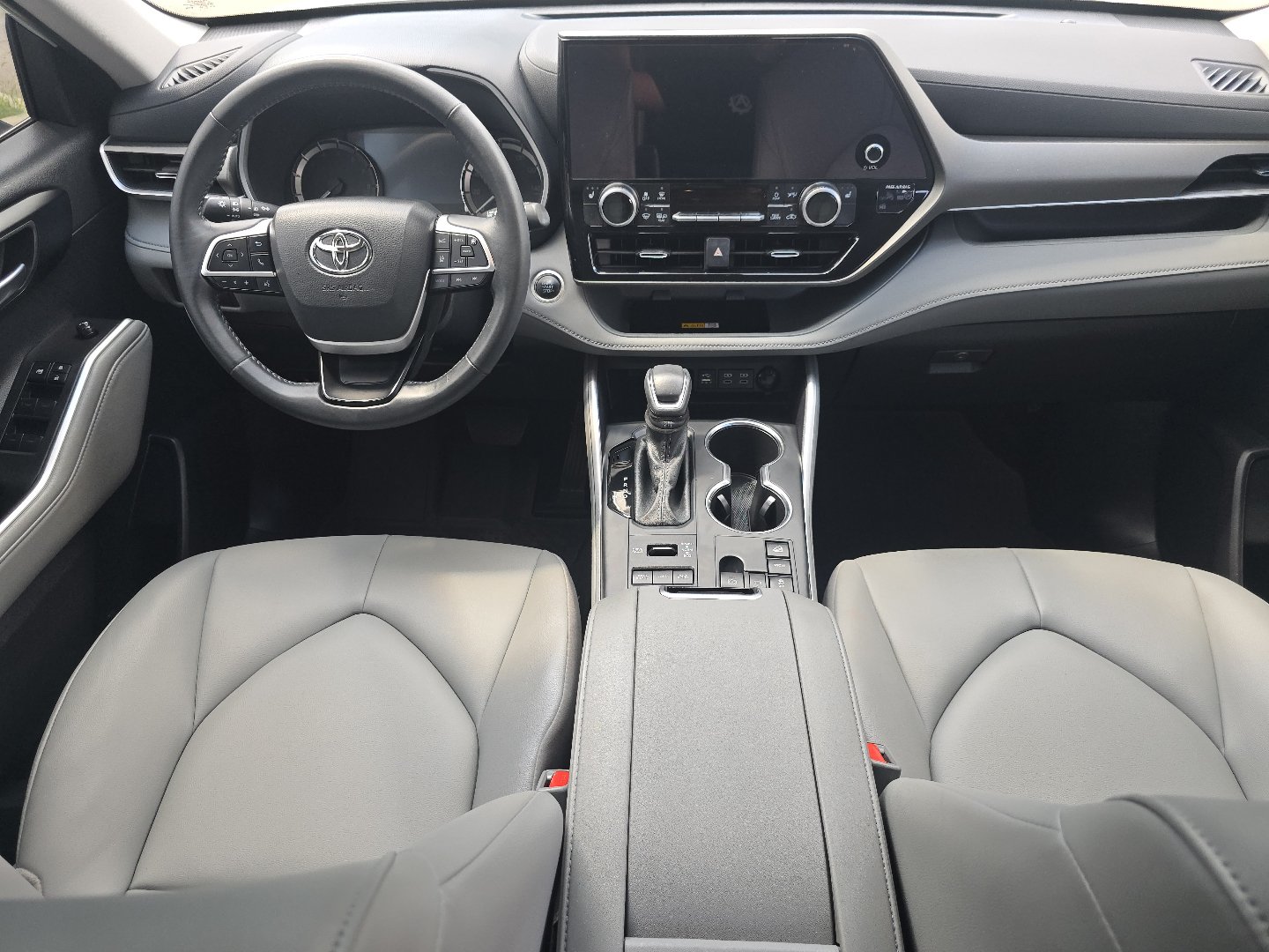 Used 2025 Toyota Highlander XLE AWD/4WD image 21
