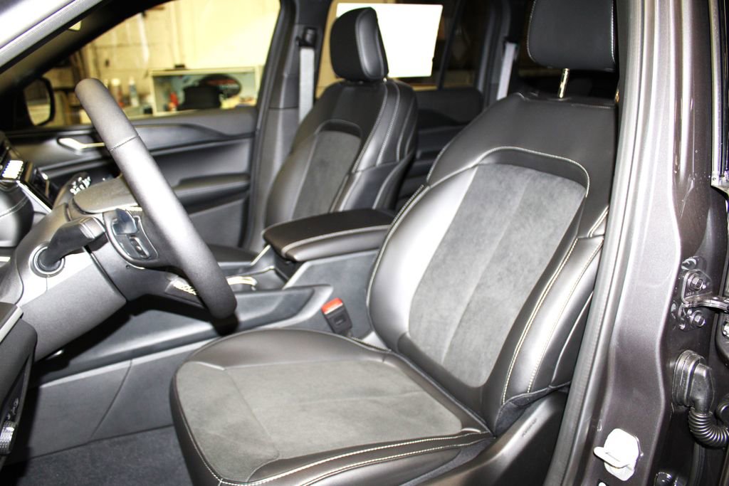 New 2025 Jeep Grand Cherokee Altitude image 23