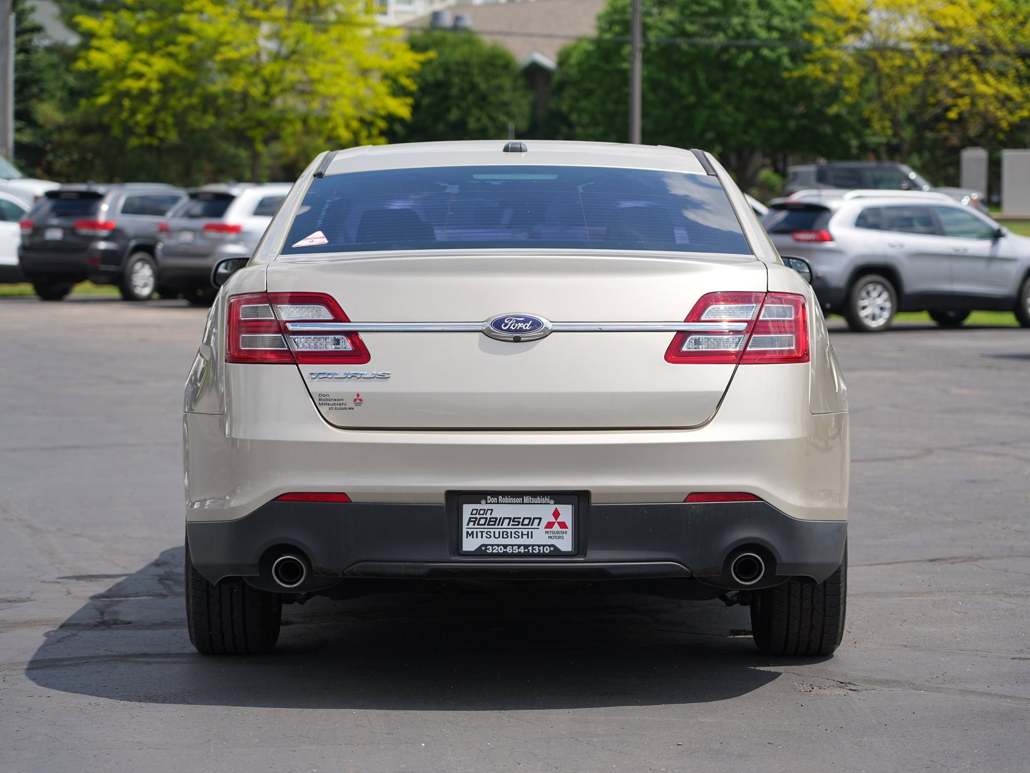 Used 2018 Ford Taurus SE FWD image 4