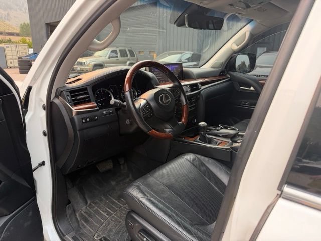 Used 2017 Lexus LX 570 4WD w/ Luxury Package image 18