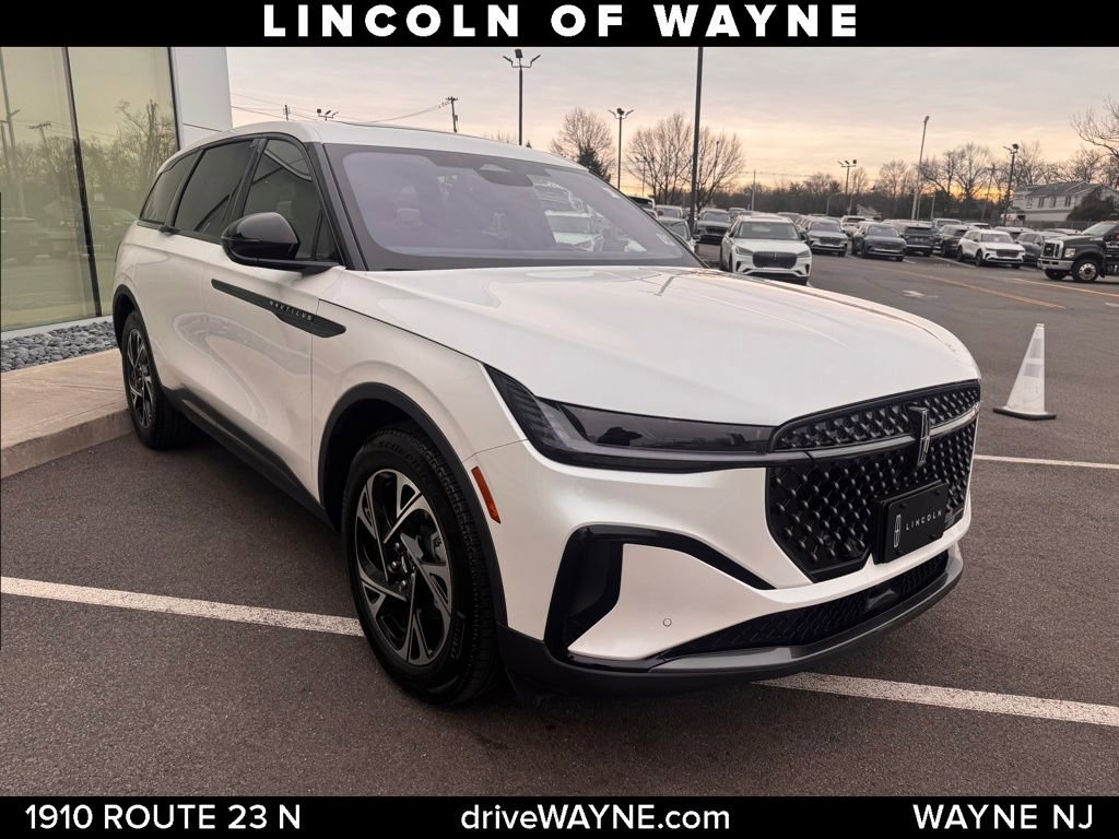 Used 2025 Lincoln Nautilus Premier w/ Equipment Group 102A image 9