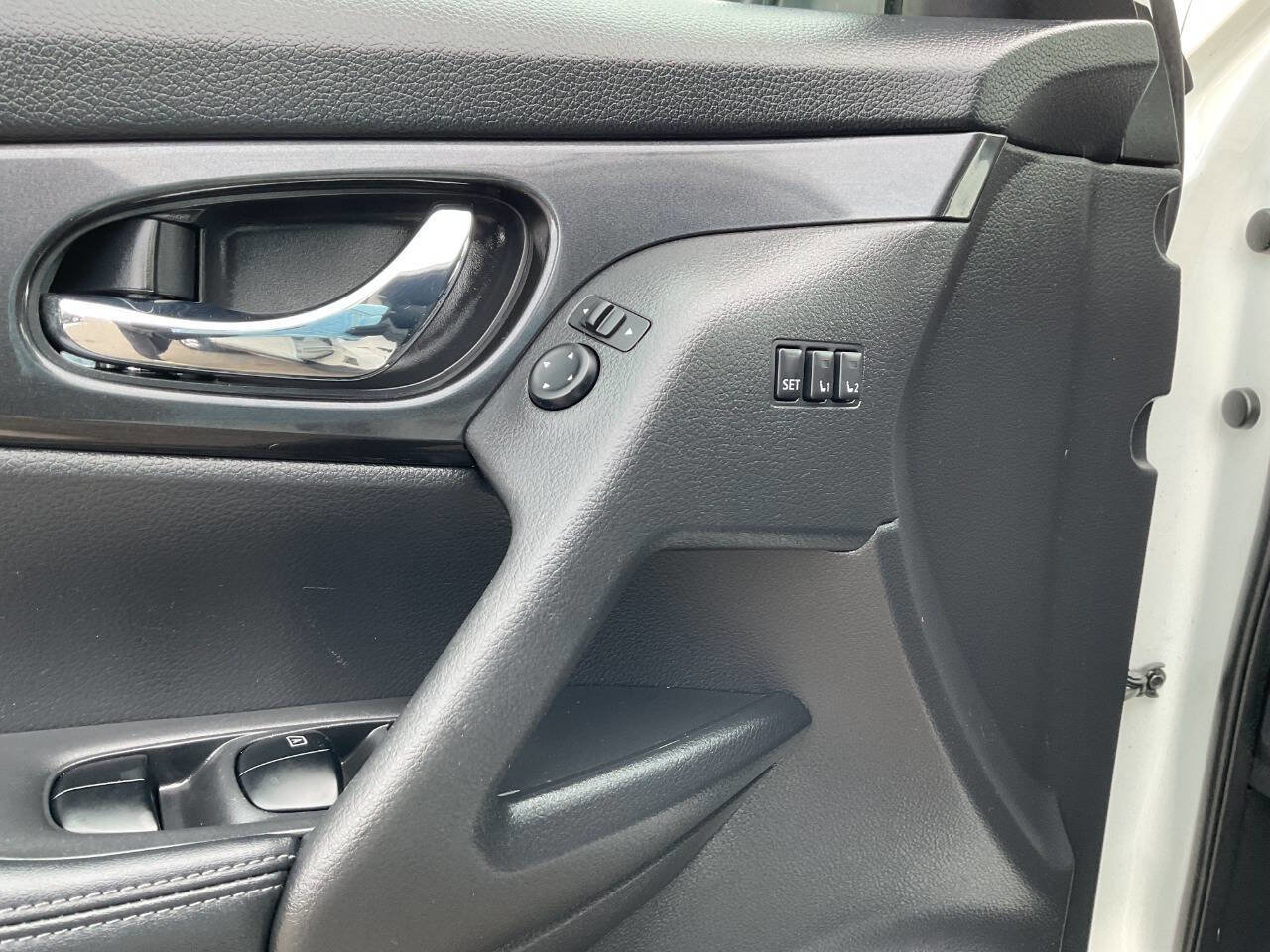 Used 2018 Nissan Rogue SV w/ Premium Package image 29