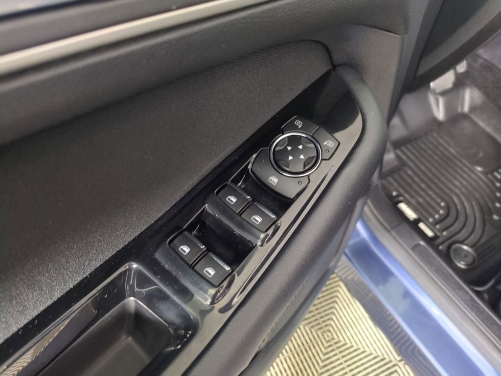 Used 2018 Ford Edge SEL image 12