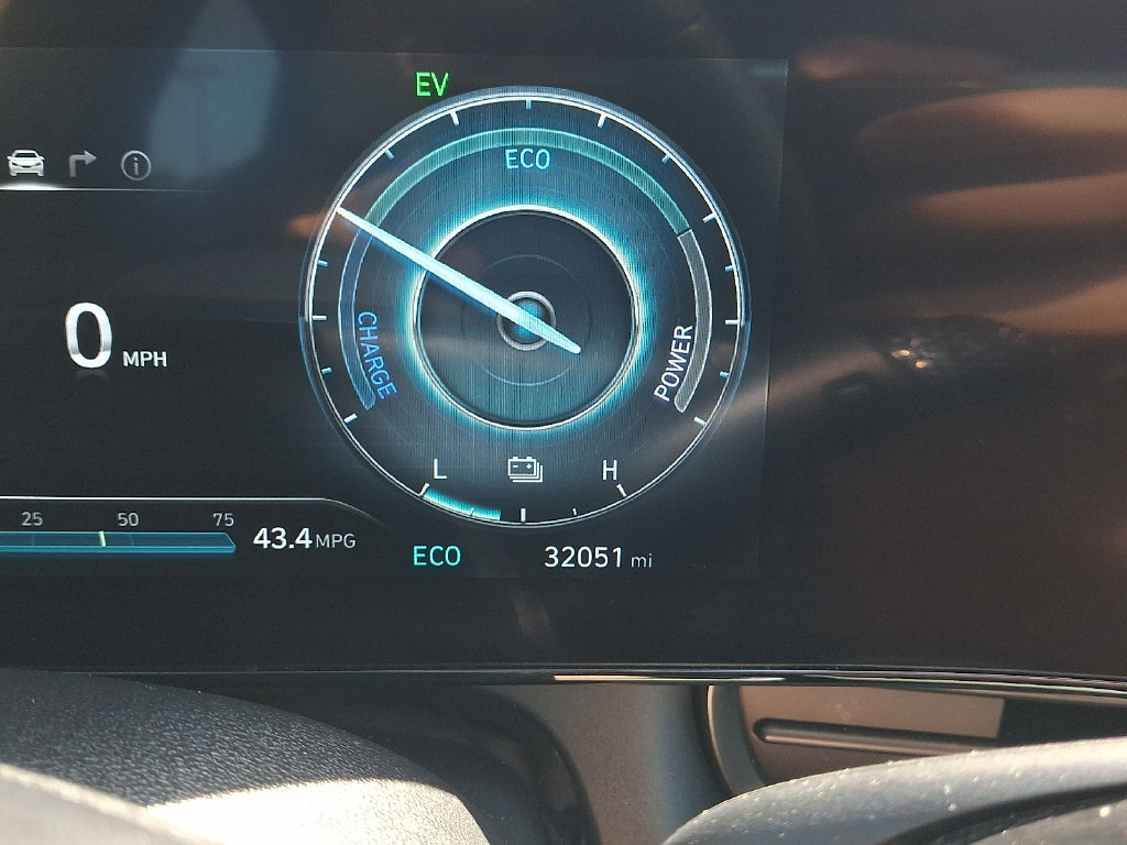 Certified 2025 Hyundai Elantra Limited FWD image 21
