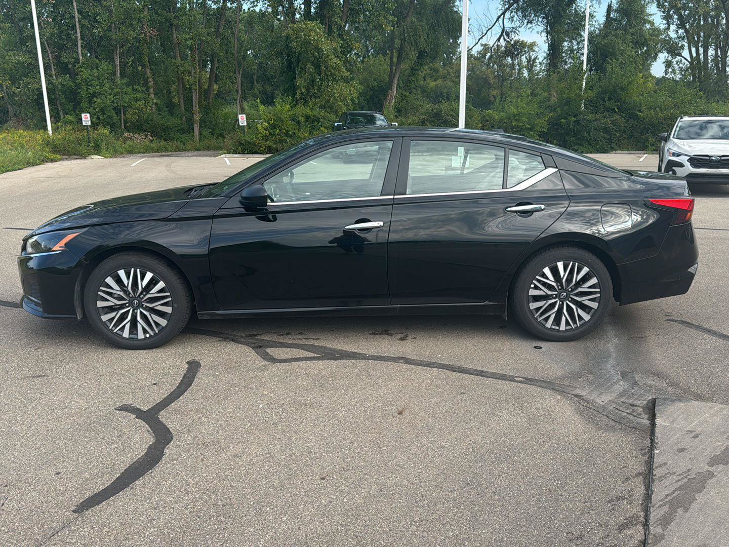 Used 2025 Nissan Altima 2.5 SV FWD image 2