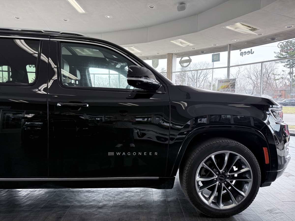 Used 2025 Jeep Wagoneer L Series III w/ Premium Group I AWD/4WD image 6