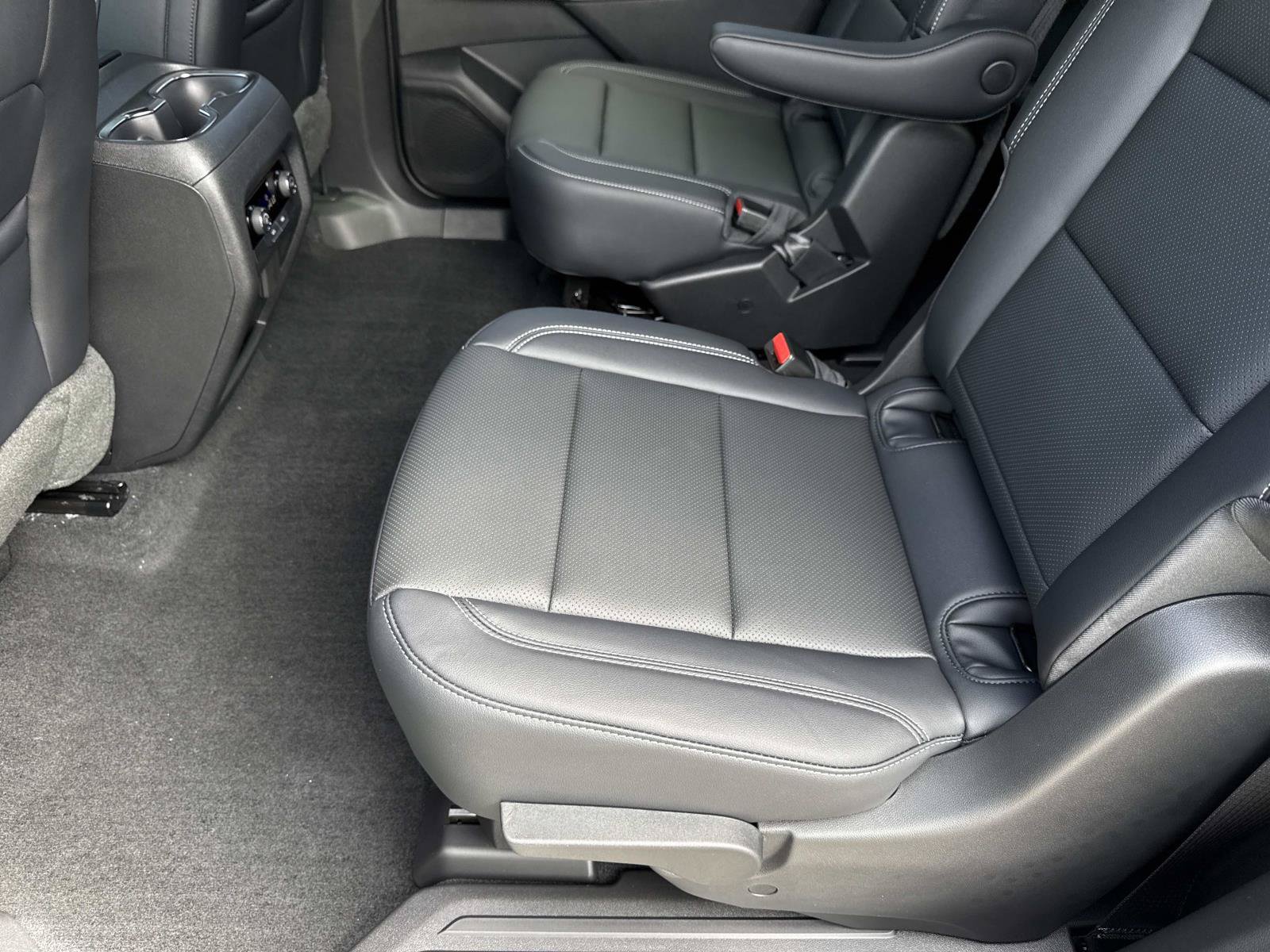 New 2027 Chevrolet Traverse LT w/ Sun and Wheel Package FWD image 10