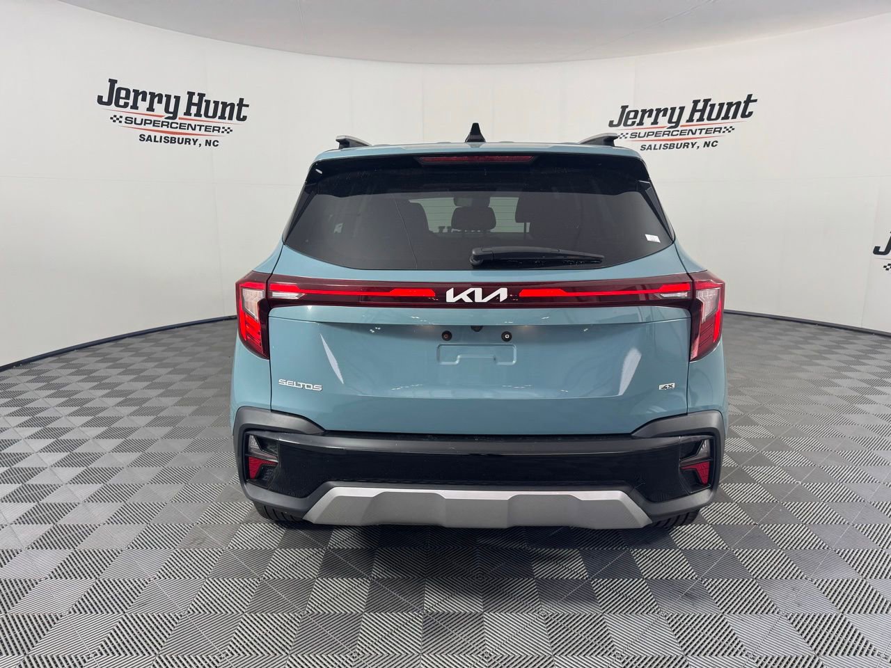 Used 2024 Kia Seltos EX image 10