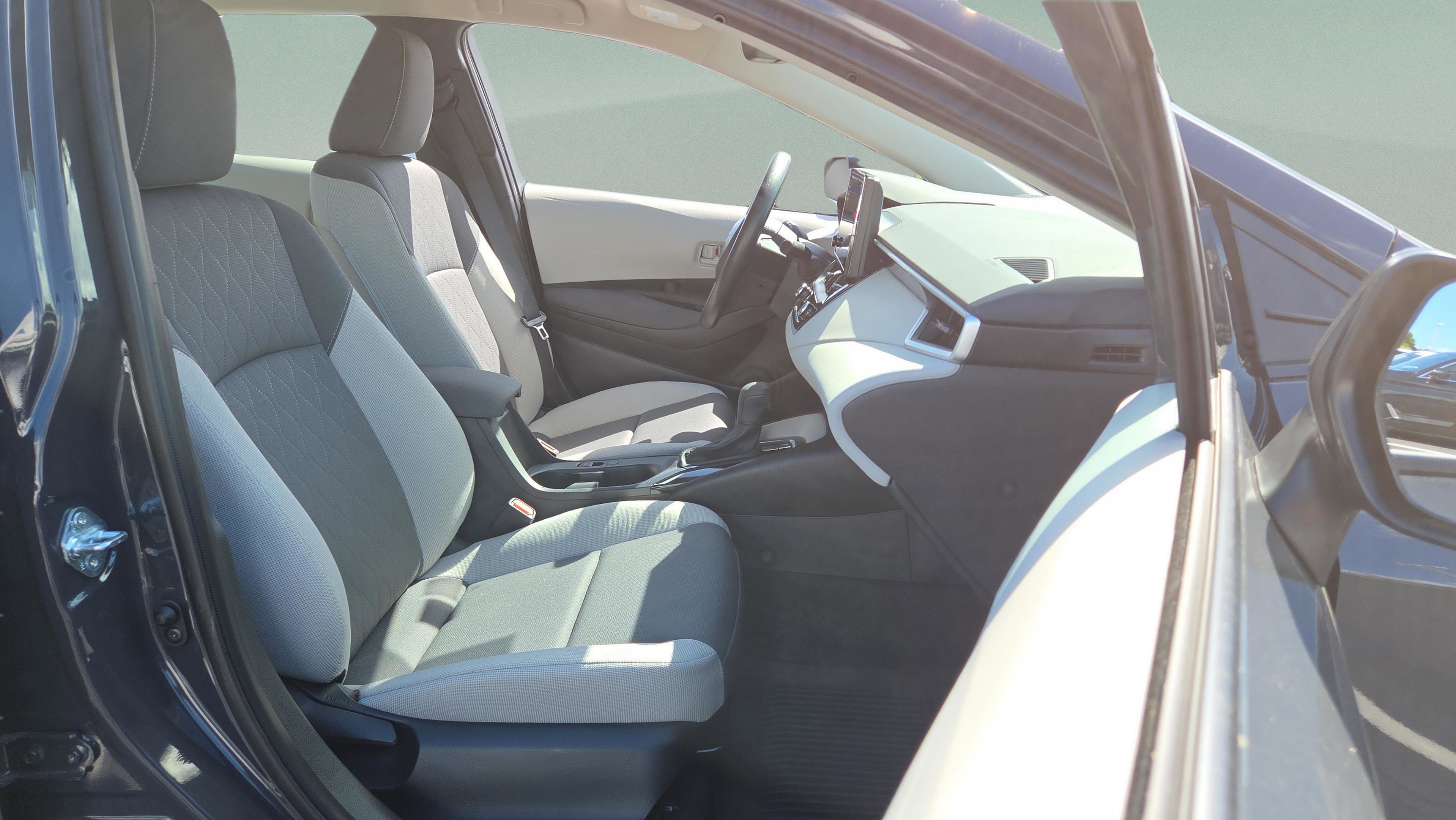 Used 2025 Toyota Corolla LE w/ Convenience Package image 31