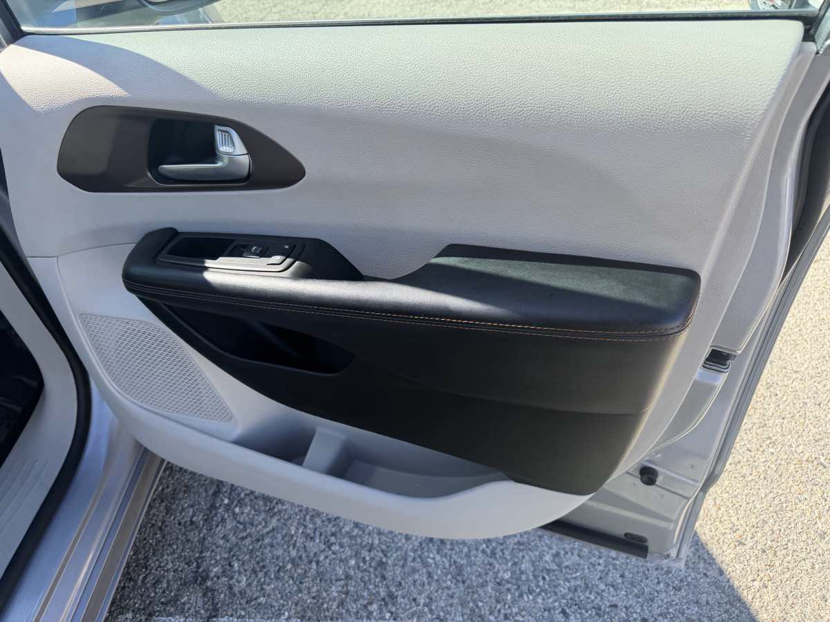 Used 2017 Chrysler Pacifica LX FWD image 7
