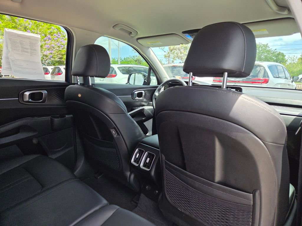 Used 2023 Kia Sorento S image 12