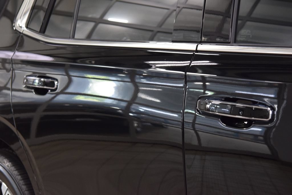 Used 2025 Chevrolet Tahoe High Country AWD/4WD image 19