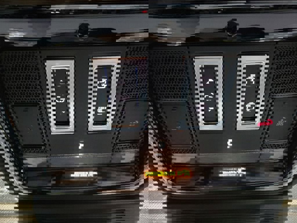 New 2026 Land Rover Range Rover Velar Dynamic SE image 21