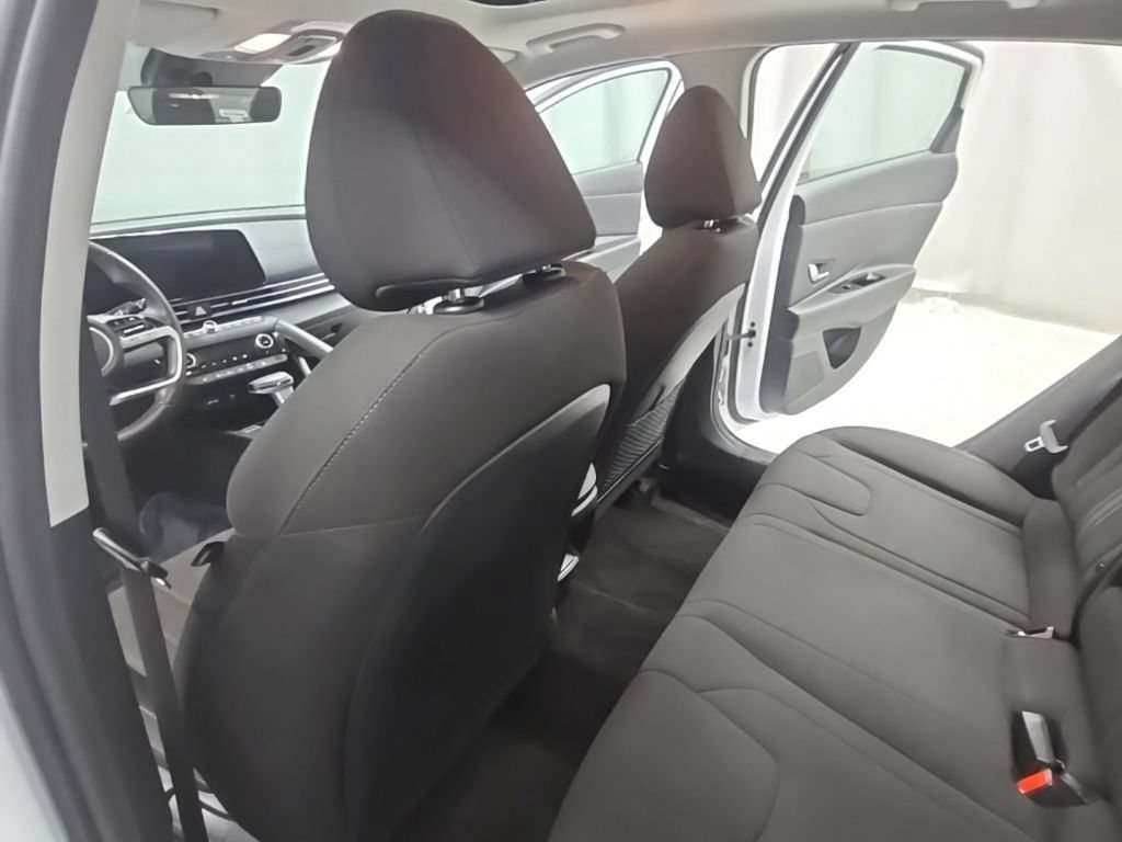 Used 2025 Hyundai Elantra SEL FWD image 17