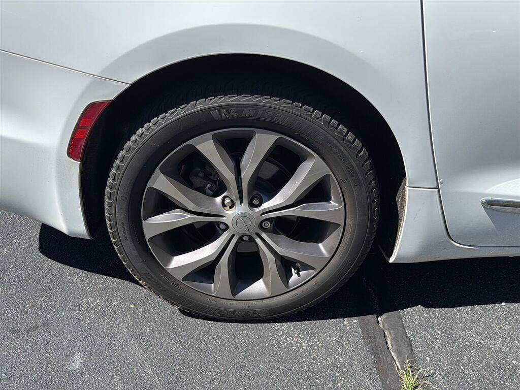 Used 2019 Chrysler Pacifica Limited w/ Tire & Wheel Group FWD image 4