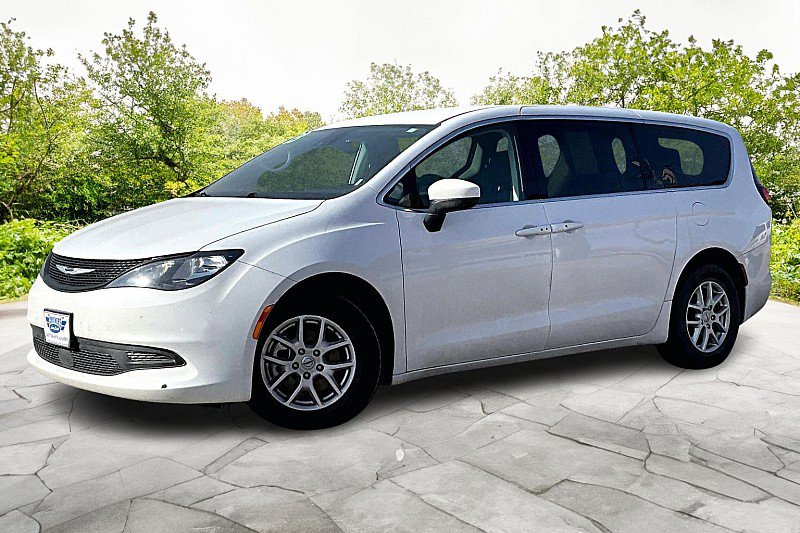 Used 2023 Chrysler Voyager LX FWD image 1