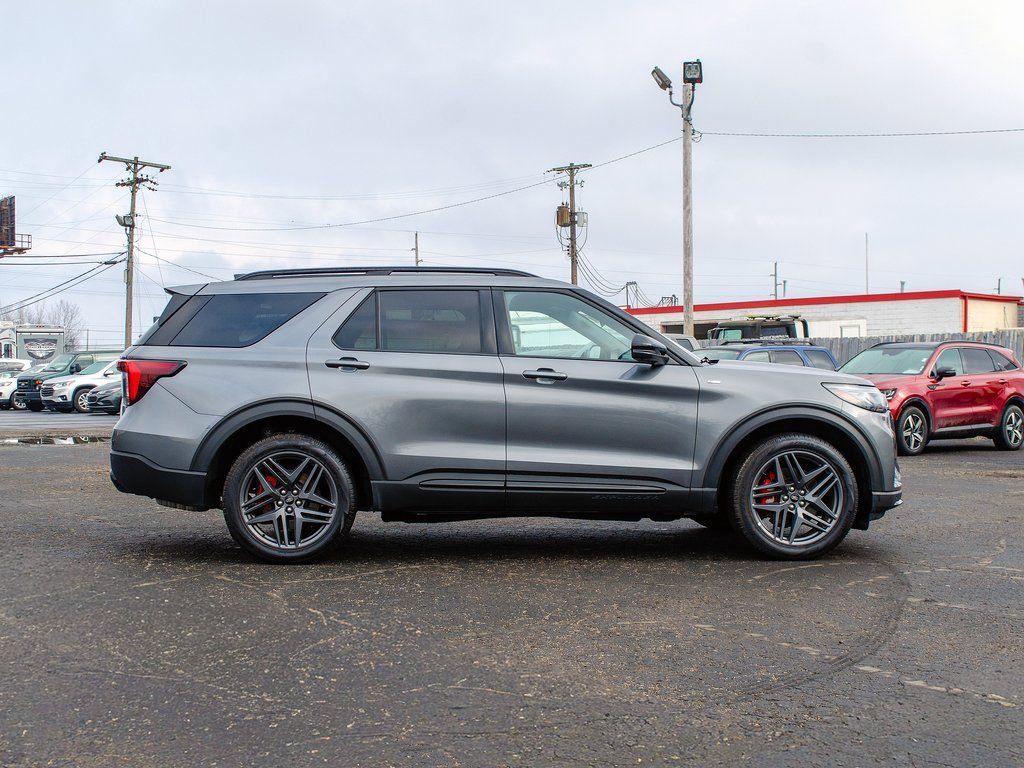 Used 2025 Ford Explorer ST-Line w/ ST-Line Street Pack image 3