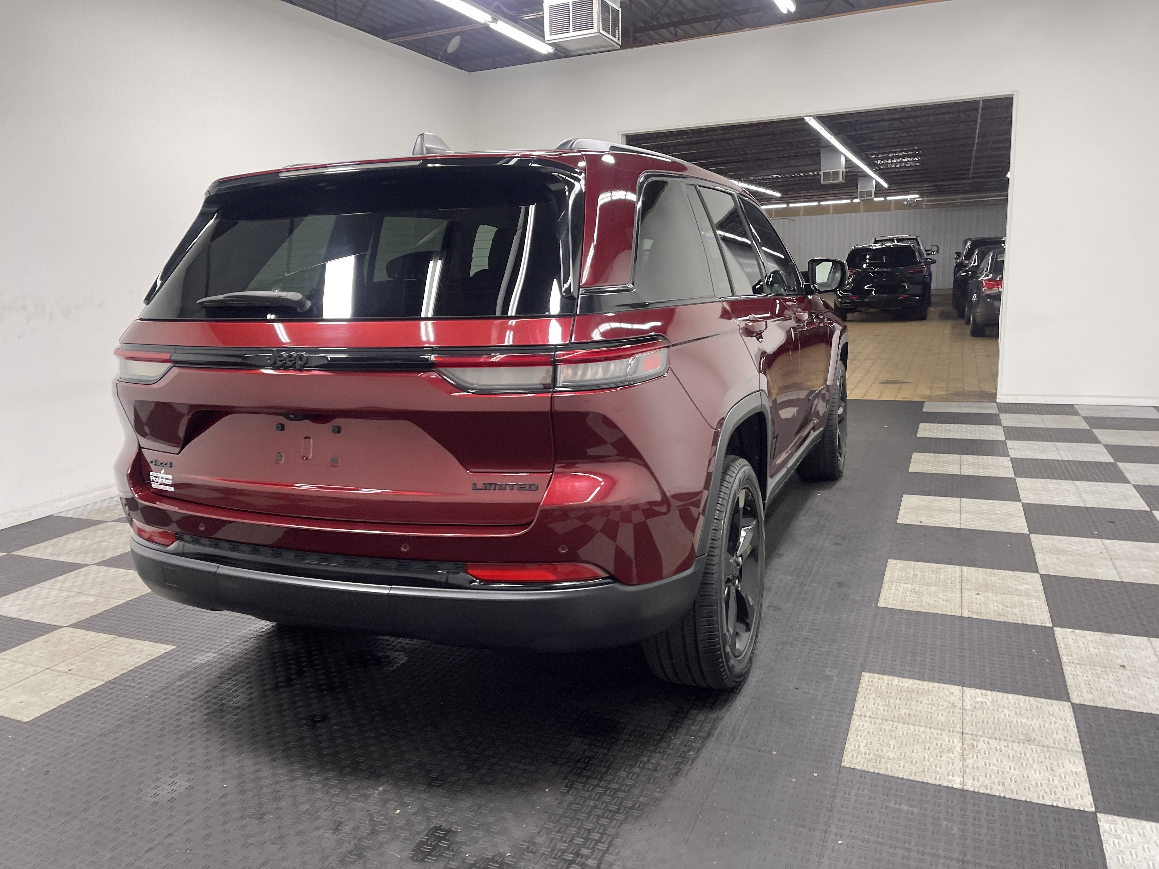 Used 2023 Jeep Grand Cherokee Limited w/ Black Appearance Package AWD/4WD image 5