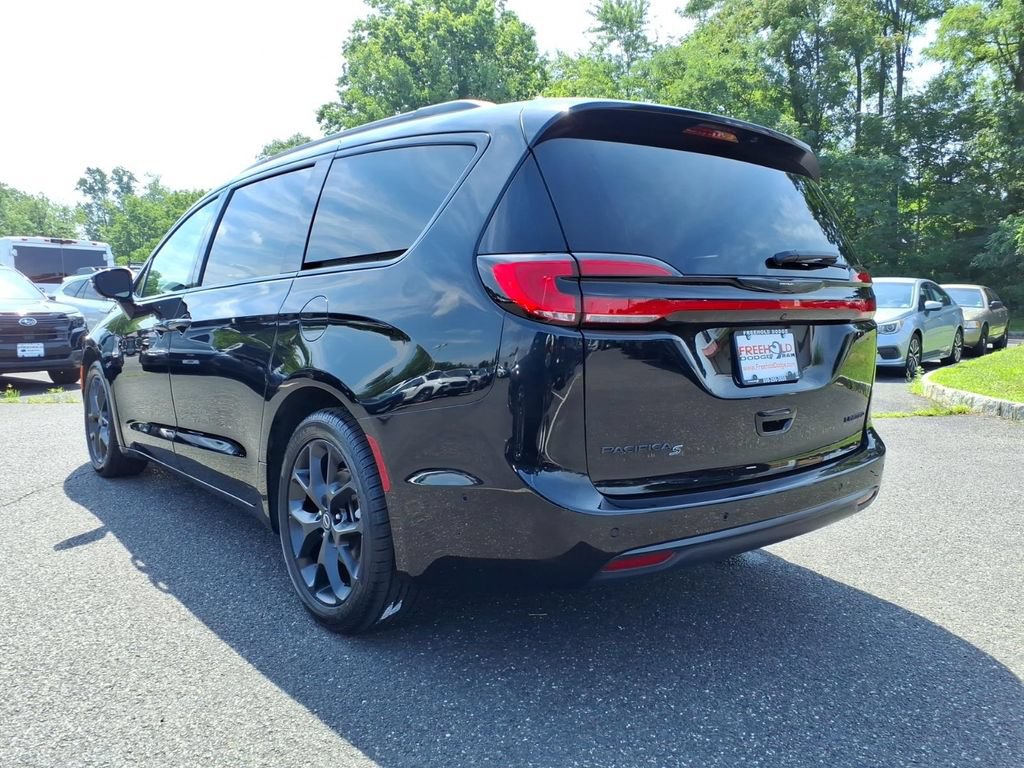 Certified 2025 Chrysler Pacifica Limited FWD image 23