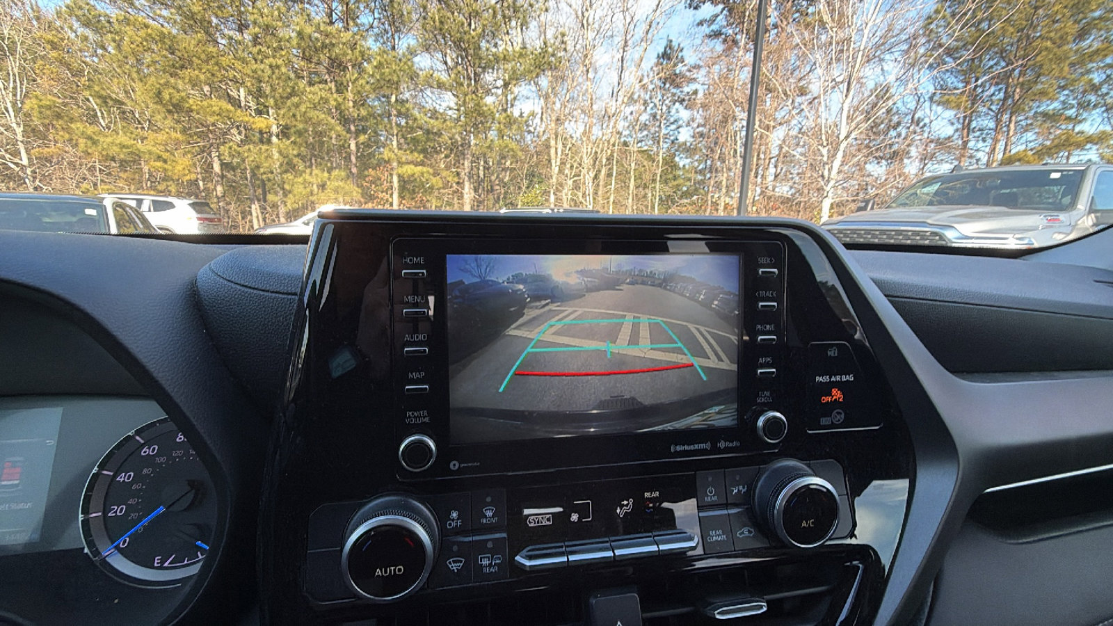 Used 2020 Toyota Highlander LE image 34