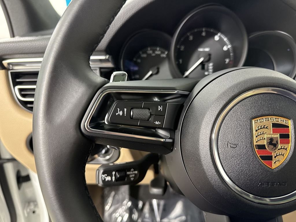 Certified 2025 Porsche Macan image 38
