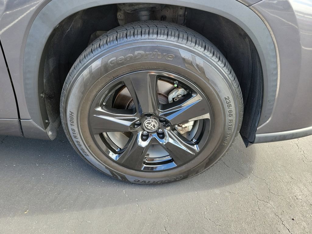 Used 2021 Toyota Highlander LE image 6