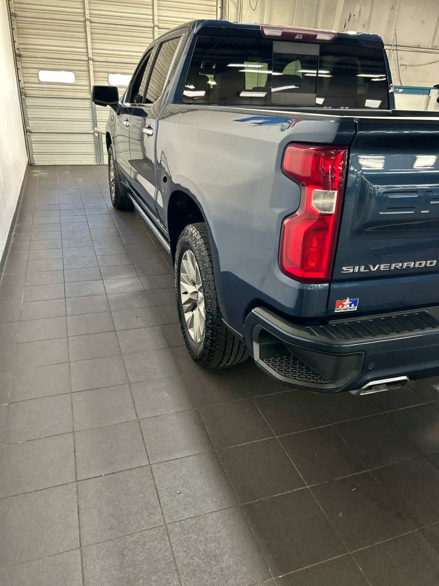 Used 2019 Chevrolet Silverado 1500 High Country w/ Technology Package AWD/4WD image 8