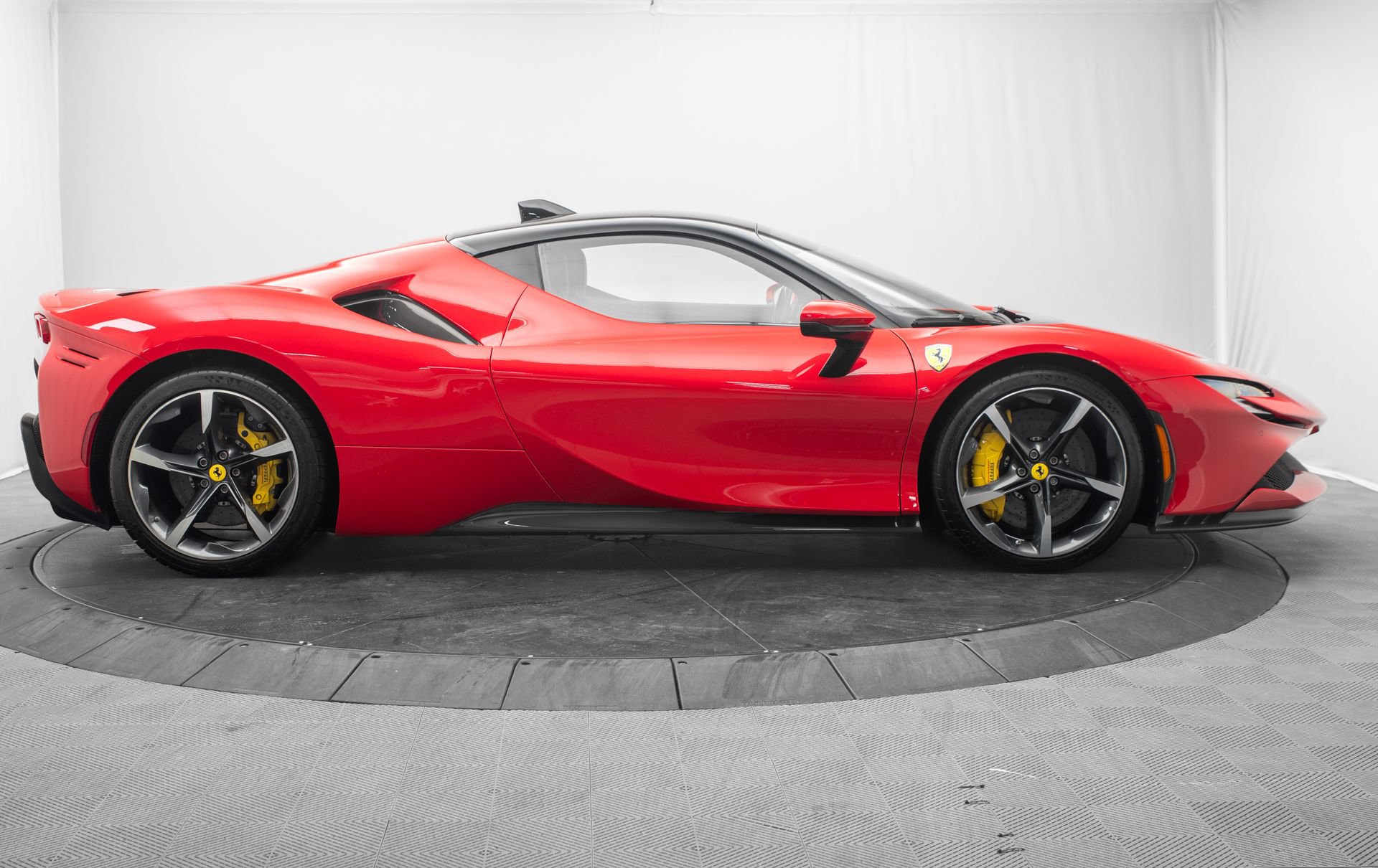 Used 2022 Ferrari SF90 Stradale AWD/4WD image 2