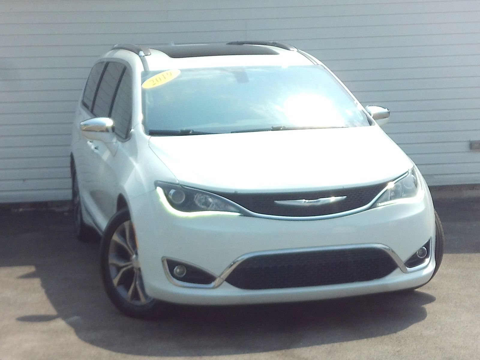 Used 2019 Chrysler Pacifica Limited w/ Tire & Wheel Group