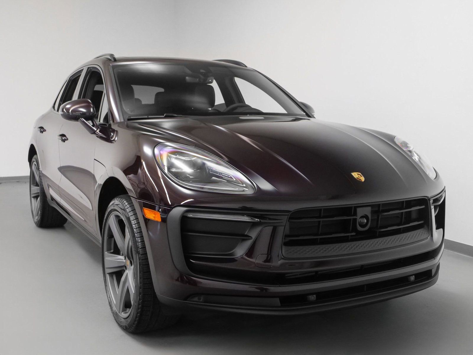 Certified 2025 Porsche Macan AWD/4WD image 8