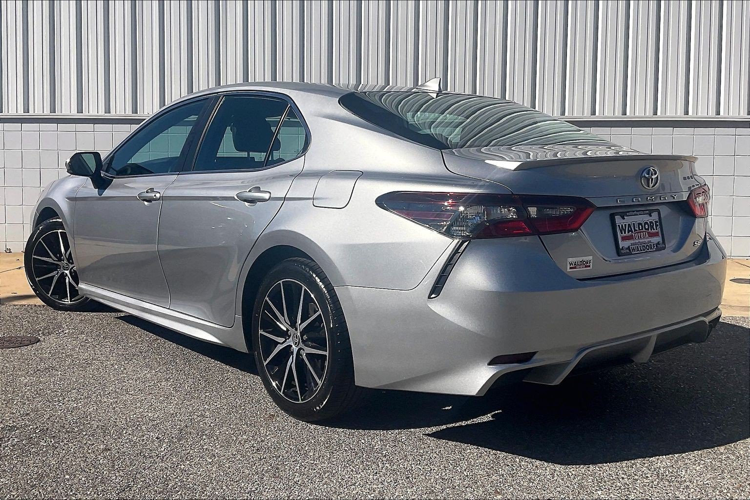 Used 2023 Toyota Camry SE w/ Cold Weather Package FWD image 2