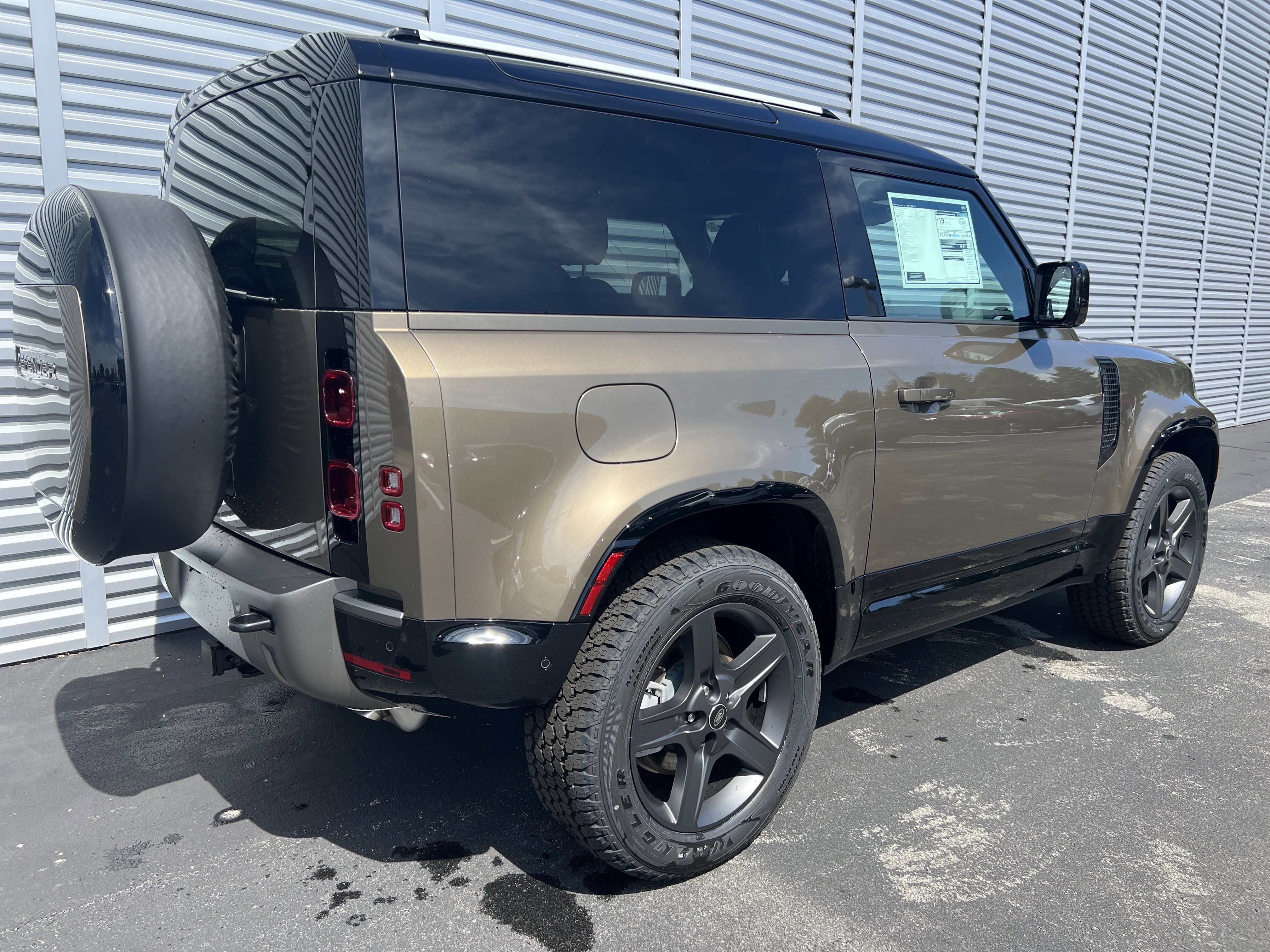 New 2025 Land Rover Defender 90 X-Dynamic SE image 4