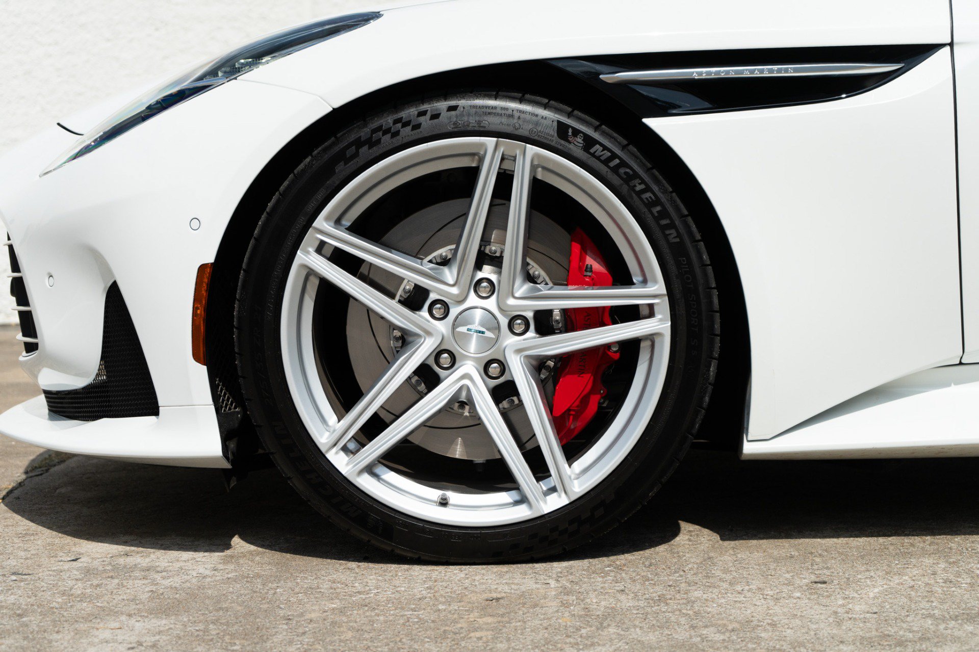 Used 2025 Aston Martin DB12 Convertible RWD image 43