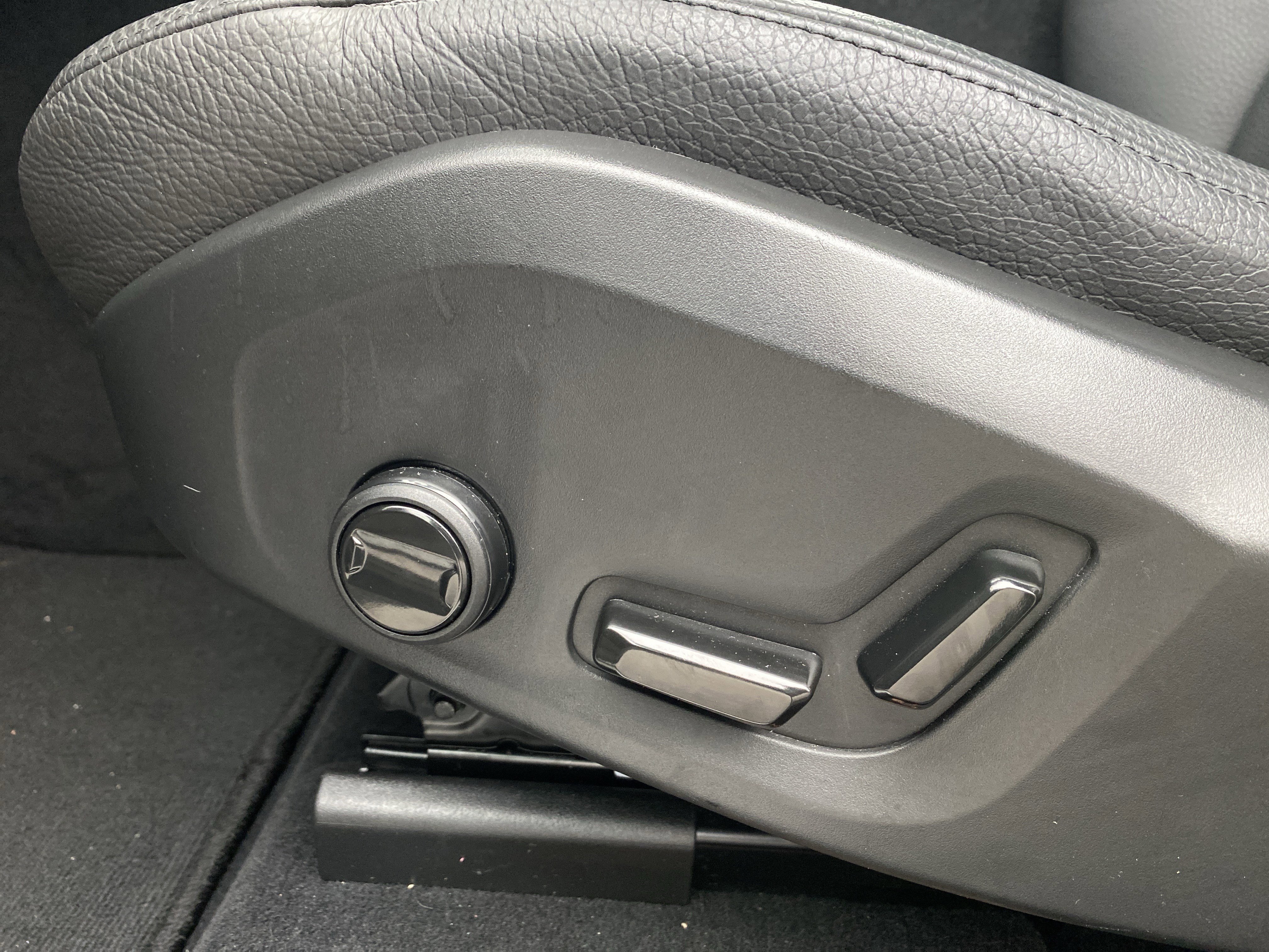 Used 2025 Volvo XC60 B5 Plus image 21