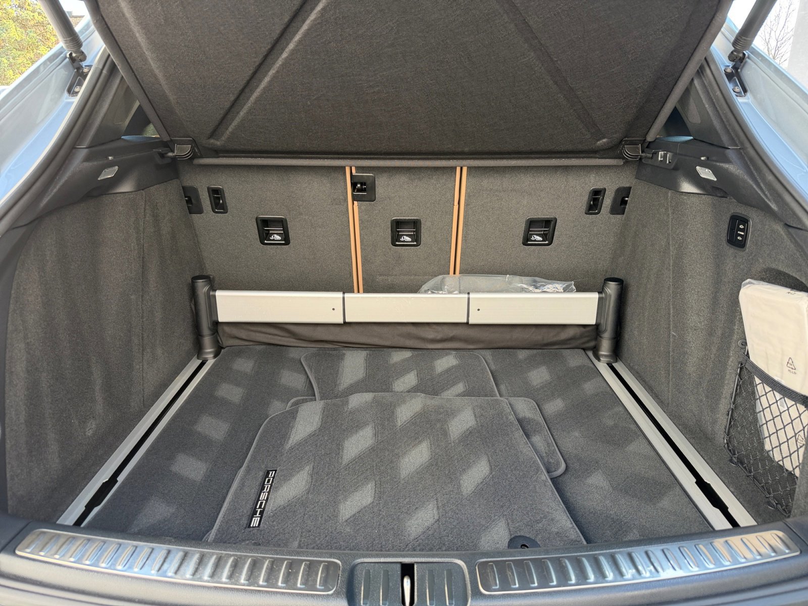 Certified 2025 Porsche Macan AWD/4WD image 31