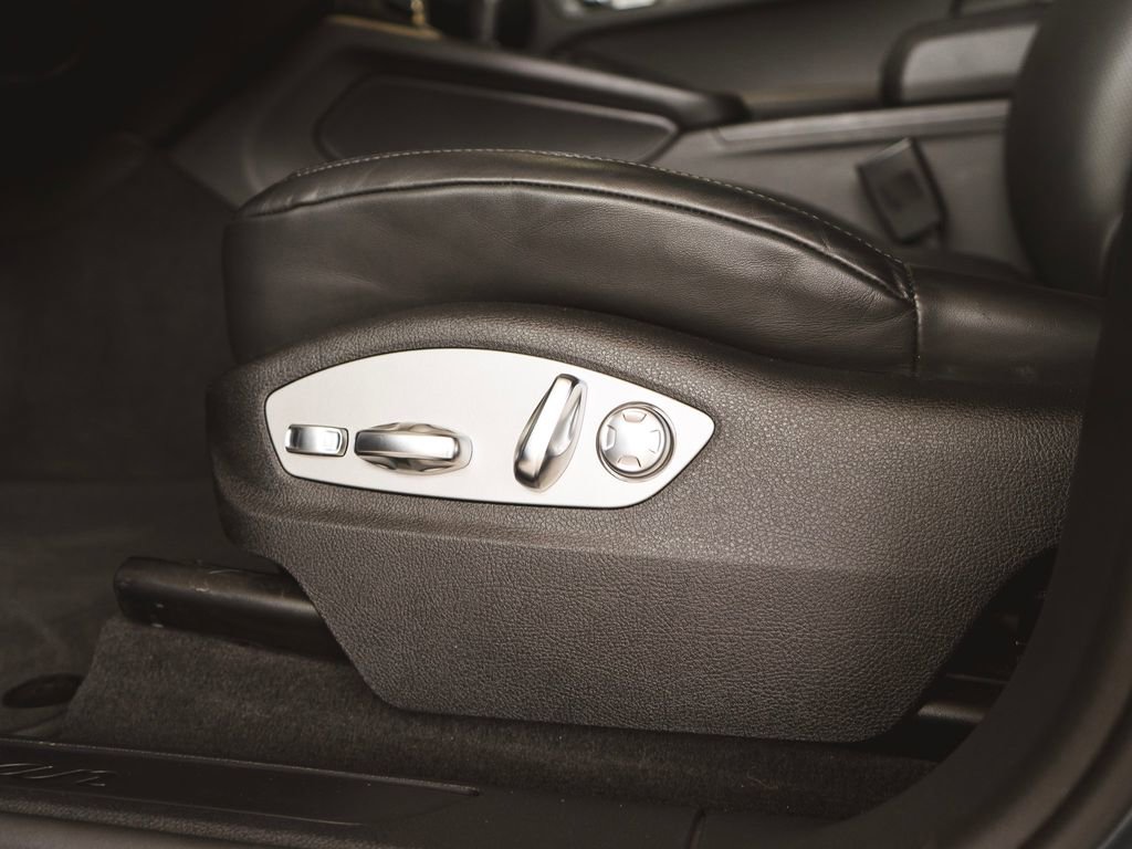 Used 2025 Porsche Macan image 31