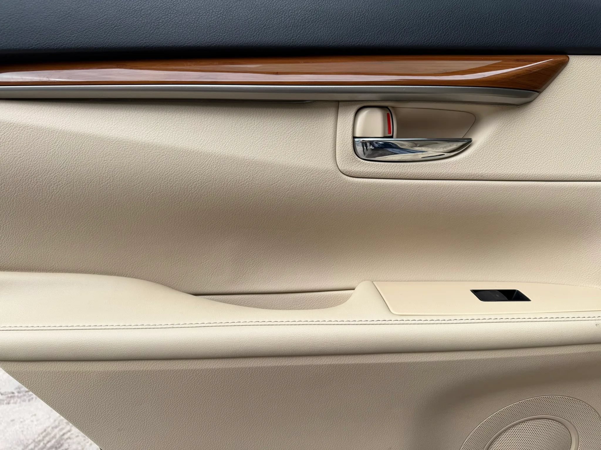 Used 2014 Lexus ES 300h w/ Luxury Package w/Bamboo Trim FWD image 11