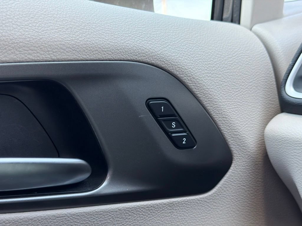 Used 2023 Chrysler Pacifica Touring-L FWD image 29