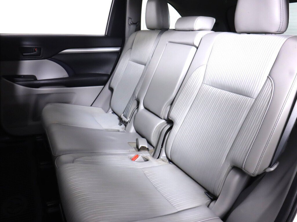 Used 2019 Toyota Highlander Plus AWD/4WD image 32