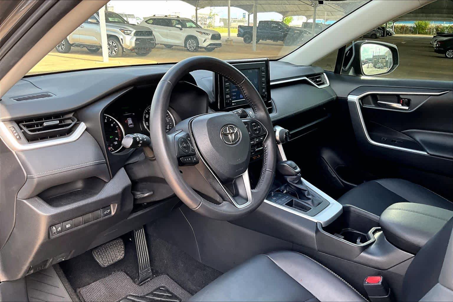 Used 2022 Toyota RAV4 XLE Premium image 17