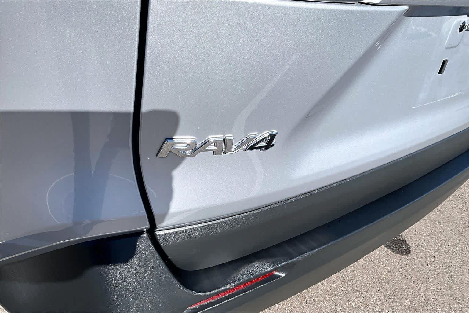 Used 2022 Toyota RAV4 LE AWD/4WD image 31