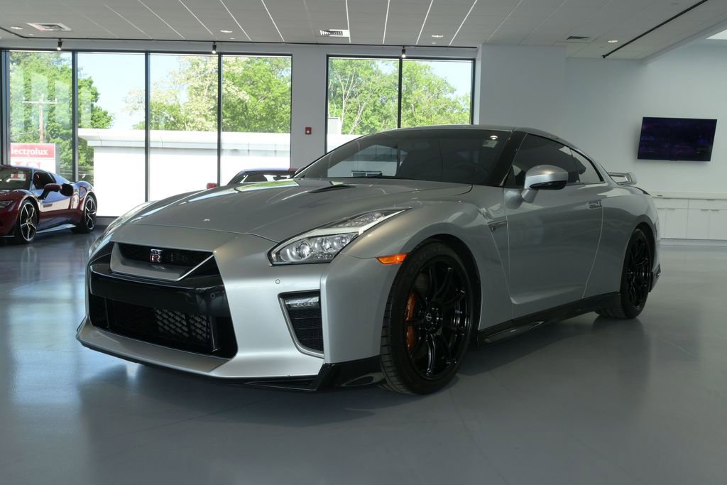 Used 2023 Nissan GT-R Premium w/ Floor Mat Package AWD/4WD image 3