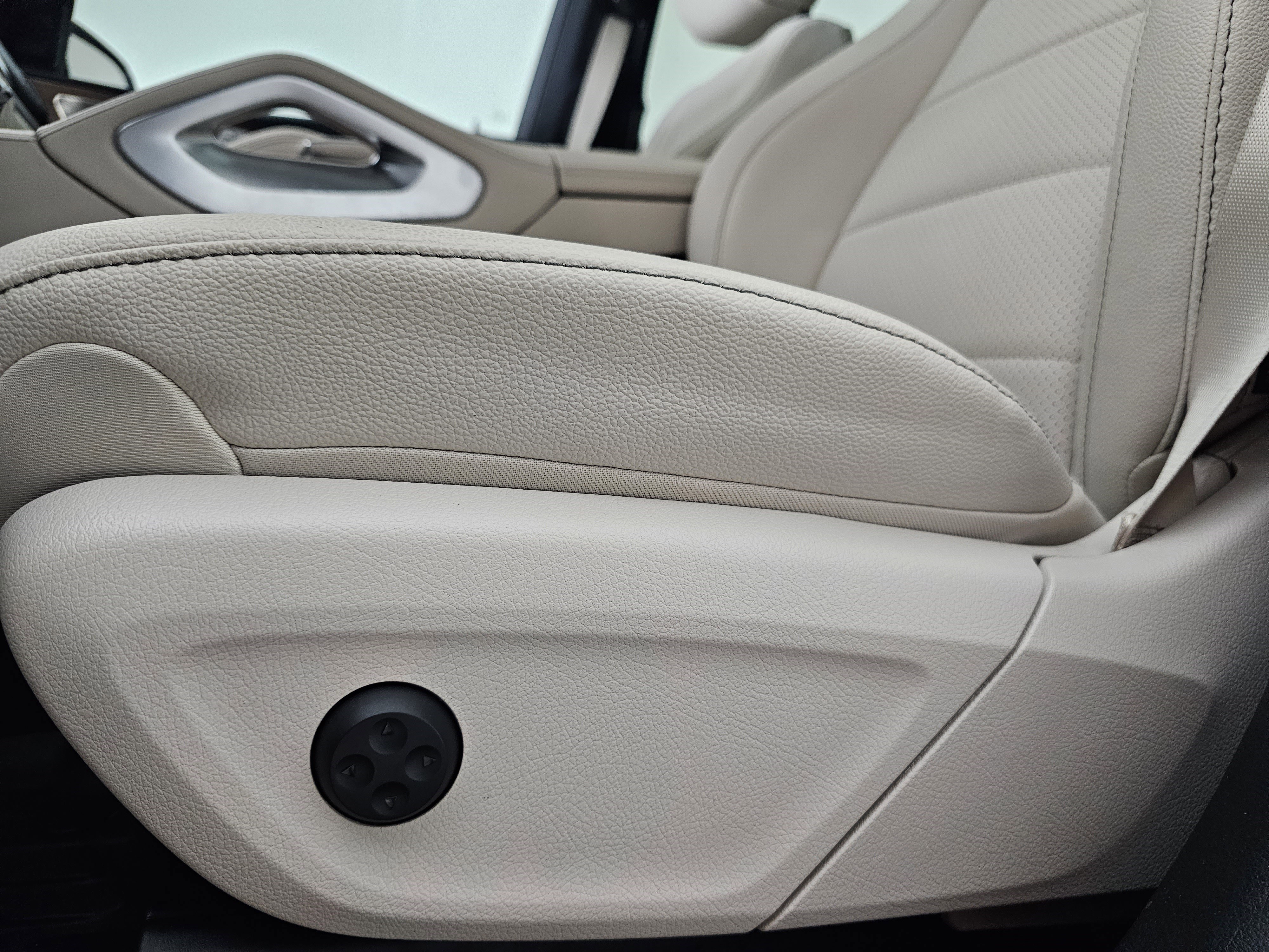 Used 2025 Mercedes-Benz GLE 450e 4MATIC image 10