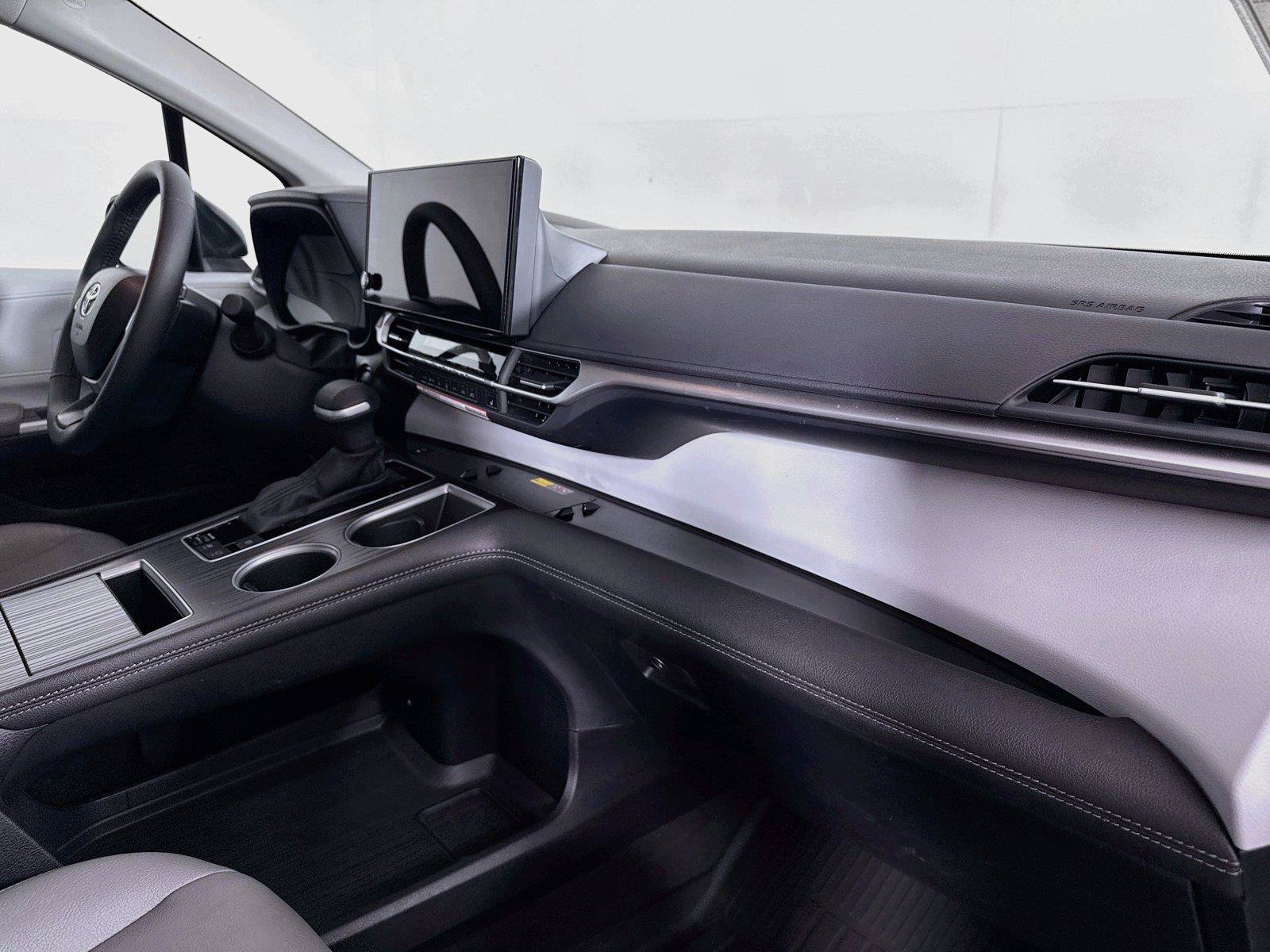 Certified 2026 Toyota Sienna XLE FWD image 43