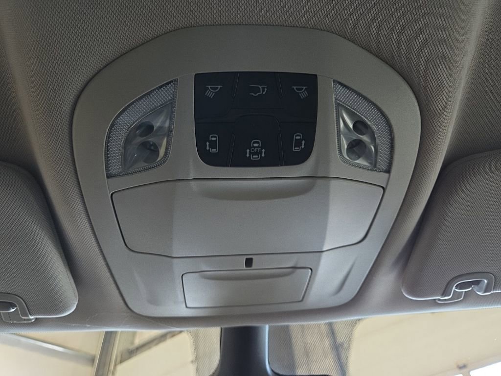 Used 2023 Chrysler Pacifica Touring-L image 30