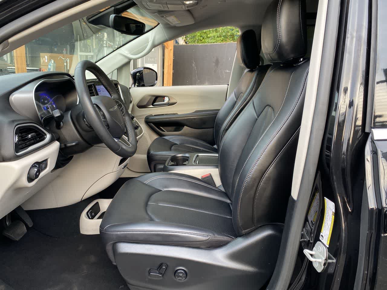 Used 2024 Chrysler Pacifica Touring-L FWD image 12